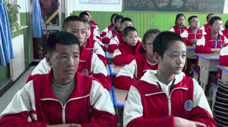 逃离黑与白的房间